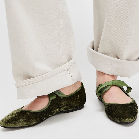 Intentionally Blank Velvet Flats Green - Picture 1 of 7